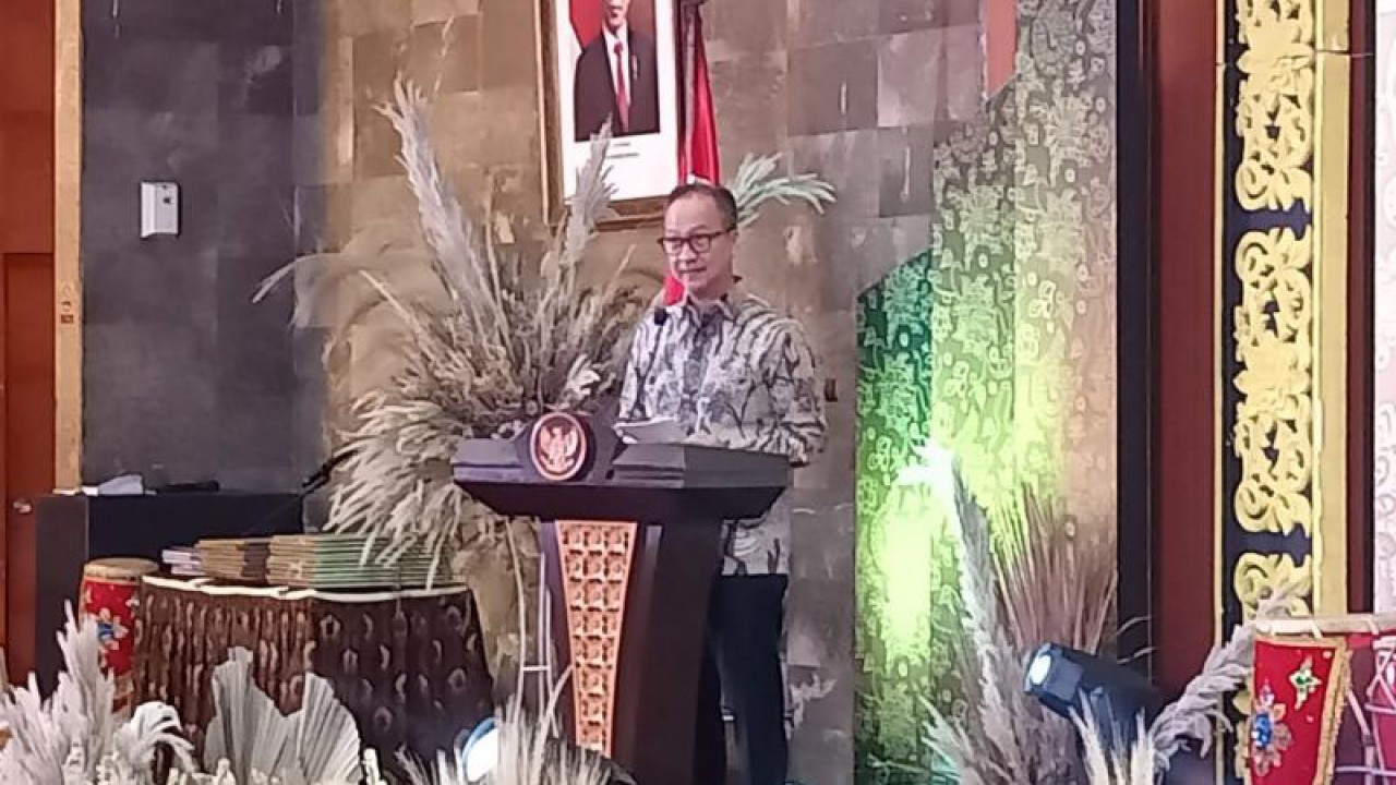 ​​​​​​Menteri Perindustrian Agus Gumiwang Kartasasmita saat memberikan sambutan di acara "Penghargaan Perempuan Inspirasi Indonesia 2023" di Kantor Kementerian Perindustrian, Jakarta pada Rabu (06/12/2023). (ANTARA/Farhan Arda Nugraha)
