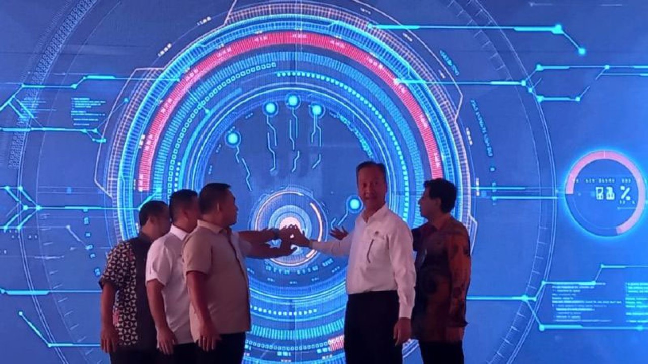 Menteri Perindustrian Republik Indonesia Agus Gumiwang Kartasasmita (berbaju putih) saat meresmikan smelter titanium di Desa Batu Rusa Bangka, Kamis (7/12/2023) (ANTARA/HO-Aprionis)