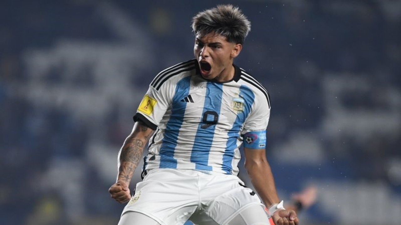 Pesepak bola Timnas Argentina Agustin Ruberto melakukan selebrasi usai mencetak gol ke gawang Timnas Venezuela saat pertandingan babak 16 besar Piala Dunia U-17 2023 di Stadion Si Jalak Harupat, Kabupaten Bandung, Jawa Barat, Selasa (21/11/2023). ANTARA FOTO/M Agung Rajasa/rwa.