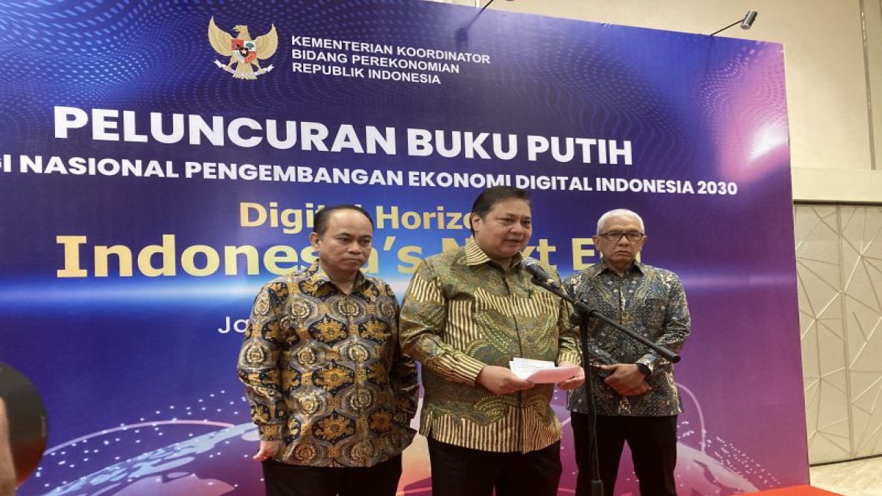 Menteri Koordinator Bidang Perekonomian Airlangga Hartarto saat konferensi pers usai kegiatan peluncuran Buku Putih Strategi Nasional Pengembangan Ekonomi Digital Indonesia 2030 di Jakarta, Rabu (6/12/2023). (ANTARA/Imamatul Silfia)