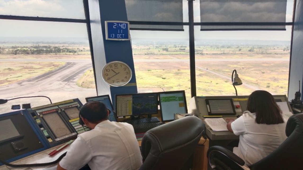 Arsip - Petugas AirNav Indonesia saat melakukan pengawasan di Tower Menara Bandara Lombok, Jumat (13/10/2023) (ANTARA/Akhyar Rosidi)