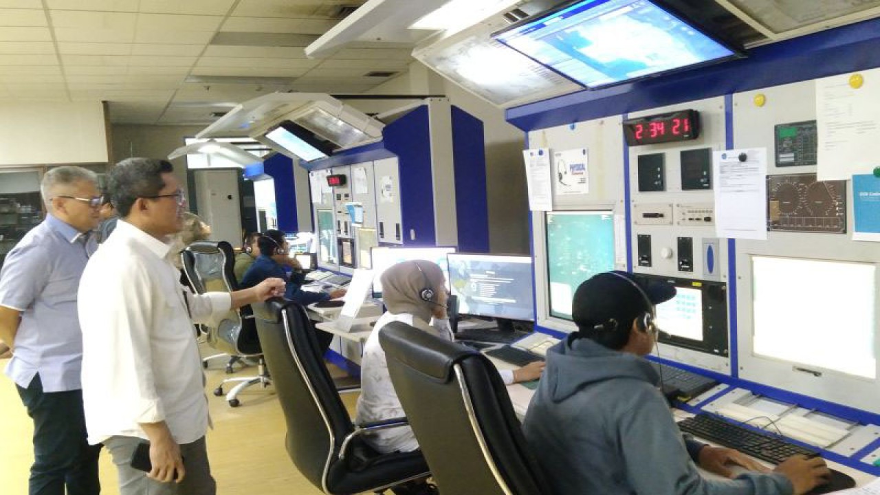 General Manager AirNav Indonesia Cabang Denpasar Suryadi Joko Wiratmo (kedua kiri) mengamati proses pemanduan petugas Pemandu Lalu Lintas Udara (ATC) di gedung AirNav Indonesia Cabang Denpasar di Kuta, Kabupaten Badung, Bali, Kamis (21/12/2023) ANTARA/Dewa Ketut Sudiarta Wiguna