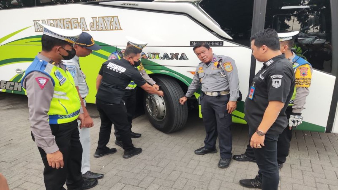 Kegiatan "ramp check" atau pemeriksaan armada bus antarkota antarprovinsi (AKAP) sebagai angkutan Hari Raya Natal 2023 di Terminal Induk Jati Kudus, Rabu (20/12/2023). ANTARA/HO-Polres Kudus.