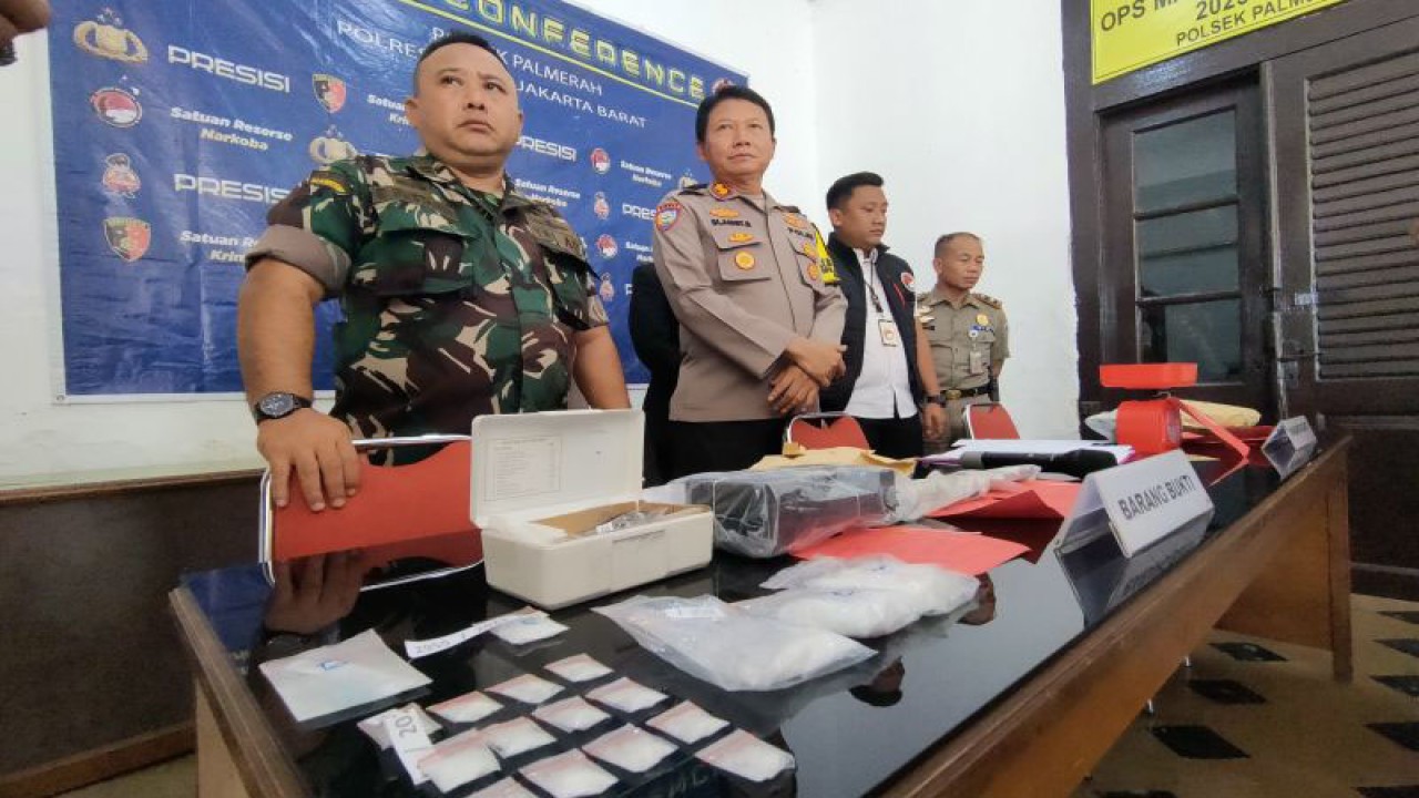 Kapolsek Palmerah AKBP Slamet Riyadi (tengah) dalam jumpa pers pengungkapan peredaran narkoba jenis ganja di Polsek Palmerah, Jakarta Barat, Senin (11/12/2023). ANTARA/Risky Syukur