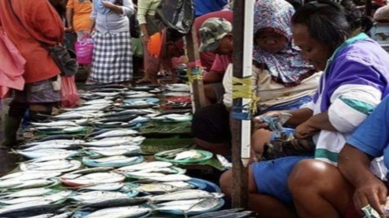 Aktifitas penjualan ikan segar di pasar Mardika Kota Ambon. ANTARA/ Penina F Mayat.
