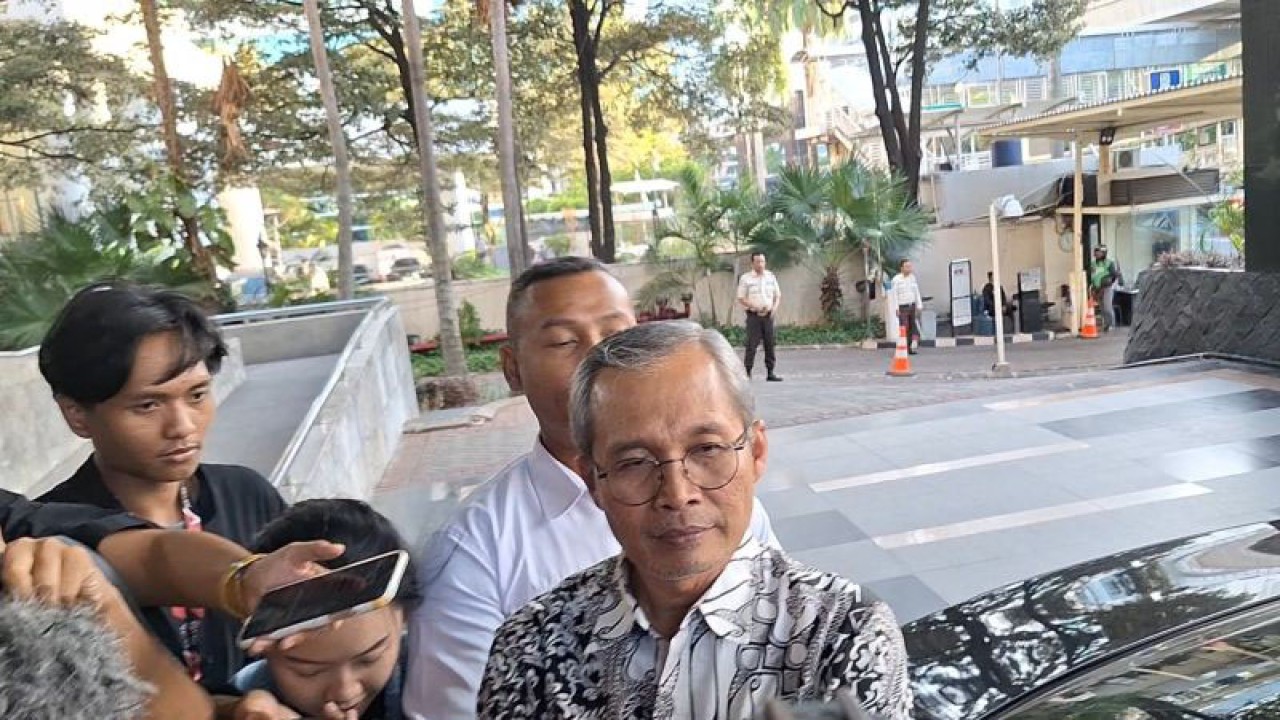 Wakil Ketua KPK Alexander Marwata meninggalkan Gedung Pusat Pendidikan Antikorupsi KPK usai dihadirkan sebagai saksi dalam sidang kode etik Ketua KPK nonaktif Firli, Jakarta, Rabu (20/12/2023). ANTARA/Fianda Sjofjan Rassat