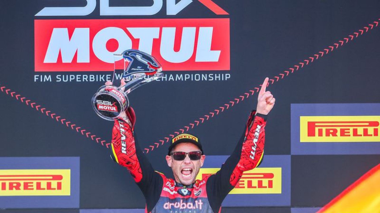 Alvaro Bautista (Aruba.It Ducati) merayakan kemenangannya di Race 2 World Superbike (WSBK) Prancis di Sirkuit Magny-Cours pada Minggu (10/9/2023). ANTARA/HO-WSBK/aa. (Handout WSBK)