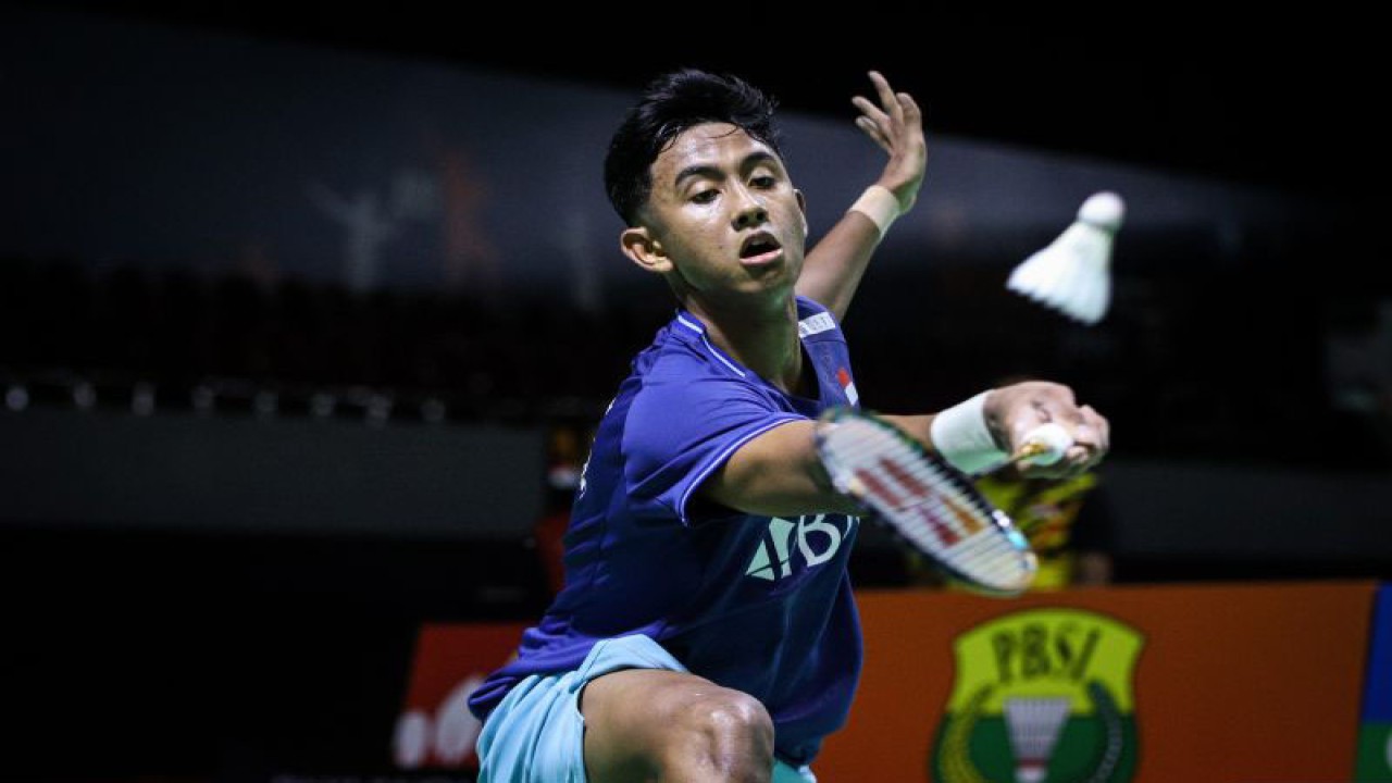 Pebulu tangkis tunggal putra Indonesia Alwi Farhan mengembalikan kok ke arah pebulu tangkis Malaysia Sholeh Aidil pada babak 32 besar turnamen BNI Indonesia Masters II 2023 di Jatim International Expo, Surabaya, Jawa Timur, Selasa (24/10/2023). ANTARA FOTO/Rizal Hanafi/hp.