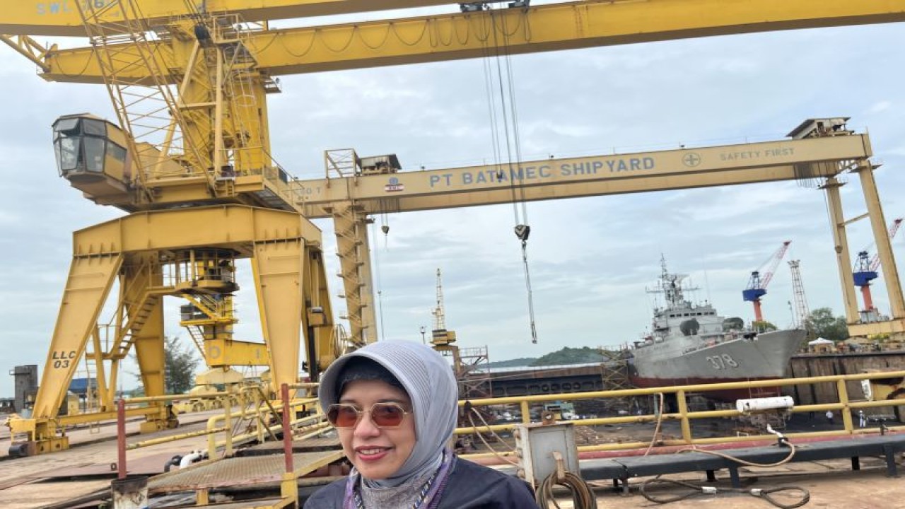Deputi Bidang Ekonomi Kementerian Perencanaan Pembangunan Nasional/Badan Perencanaan Pembangunan Nasional (PPN/Bappenas) Amalia Adininggar Widyasanti saat berkunjung ke PT. BATAMEC Shipyard di Batam, Kepulauan Riau, Selasa (19/12/2023). ANTARA/M. Baqir Idrus Alatas