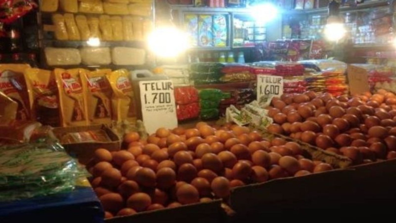 Pedagang di pasar Mardika Kota Ambon menjual kebutuhan pokok masyarakat jelang Natal. ANTARA/Penina F Mayaut.