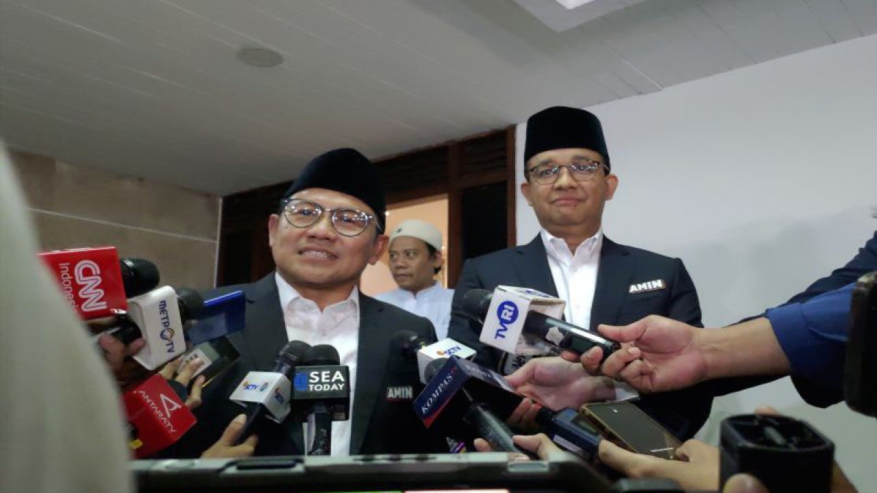 Pasangan calon Anies Baswedan-Muhaimin Iskandar (AMIN) saat diwawancarai wartawan di kediaman dinas Cak Imin di Widya Chandra, Jakarta Selatan jelang debat cawapres di JCC pada Jumat (22/12/2023). ANTARA/Hendri Sukma Indrawan.