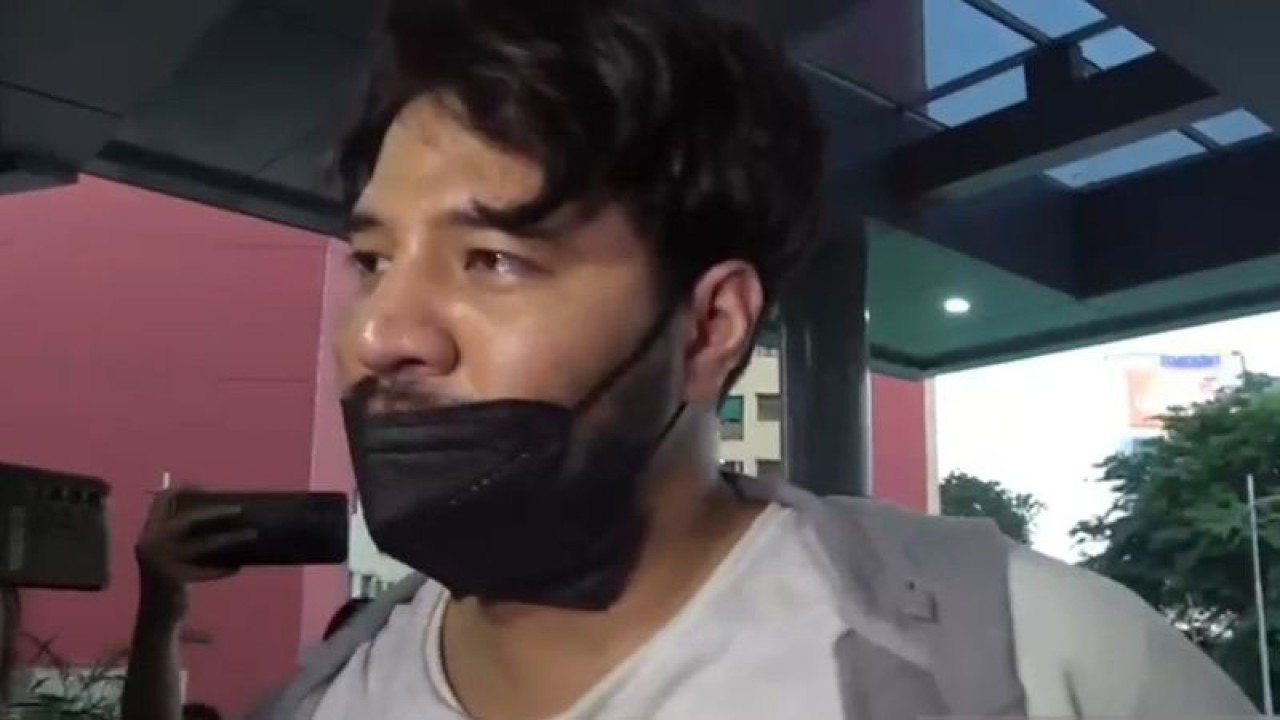 Artis Ammar Zoni usai dinyatakan positif tetrahidrokanabinol (THC), amfetamin dan metamfetamin setelah menjalani tes urine pada Kamis (14/12/2023). ANTARA/Risky Syukur