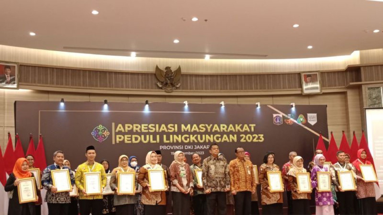 Acara “Anugerah Masyarakat Peduli Lingkungan (AMPL) 2023” yang diselenggarakan oleh Dinas Lingkungan Hidup DKI Jakarta di Lumire Hotel, Jakarta, Selasa (19/12/2023) (ANTARA/Siti Nurhaliza).