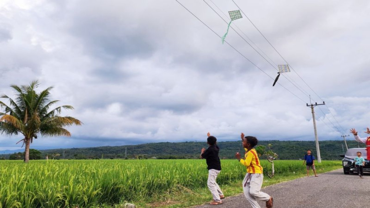 Anak-anak bermain layang layangan di area jaringan listrik (ANTARA/HO-PLN UID Aceh)