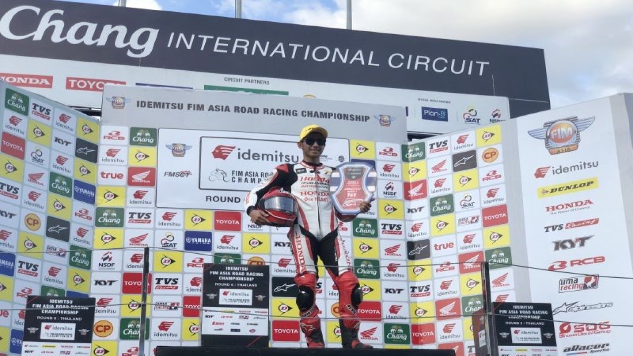 Pembalap Indonesia Andi Farid Izdihar atau akrab disapa Andi Gilang berpose setelah memenangi balapan pertamanya di Asia Road Racing Championship (ARRC) 2023 kelas Asia Superbike 1000 (ASB 1000) pada race pertama seri terakhir di Sirkuit Internasional Chang, Buriram, Thailand, Sabtu (2/12/2023). (ANTARA/Zaro Ezza Syachniar)