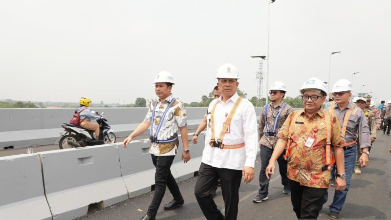 Penjabat (Pj) Bupati Tangerang Andi Ony Prihartono saat mengecek operasional flyover Cisauk (Azmi Samsul Maarif)