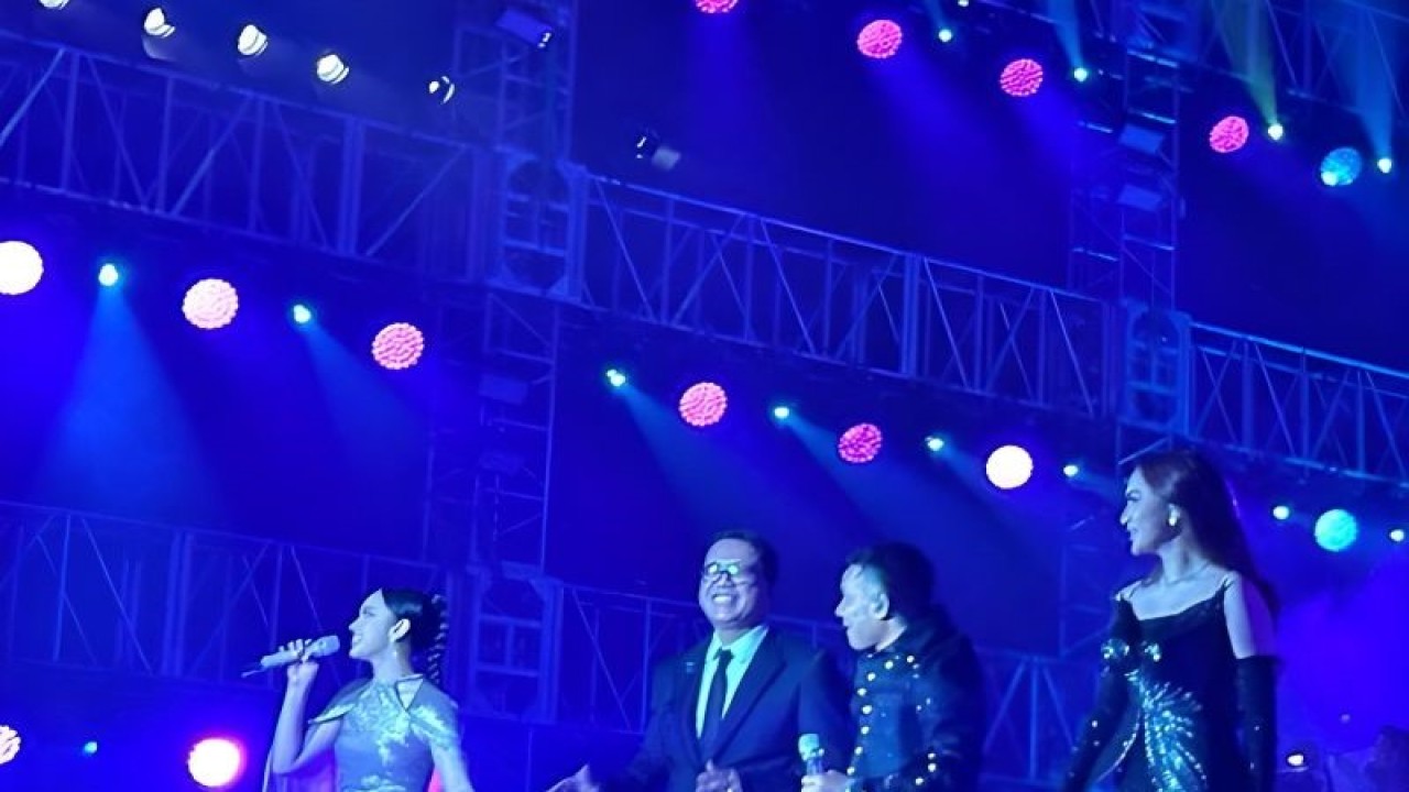 (Dari kiri-kanan) Lyodra, Andi Rianto, Judika, dan Mahalini saat menutup konser The Sound of Colors II di Istora Senayan, Jakarta Pusat, Minggu (3/12/2023) malam. (ANTARA/Vinny Shoffa Salma)