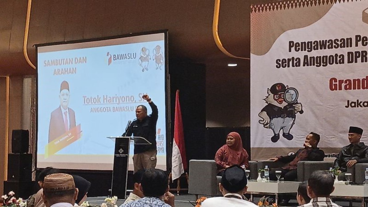 Anggota Badan Pengawas Pemilu (Bawaslu) RI Totok Hariyono saat memberikan arahan dalam Rapat Pengawasan Pencalonan Presiden dan Wakil Presiden serta Anggota DPR, DPD dan DPRD Provinsi DKI Jakarta di Jakarta, Rabu (20/12/2023). ANTARA/Tri Meilani Ameliya