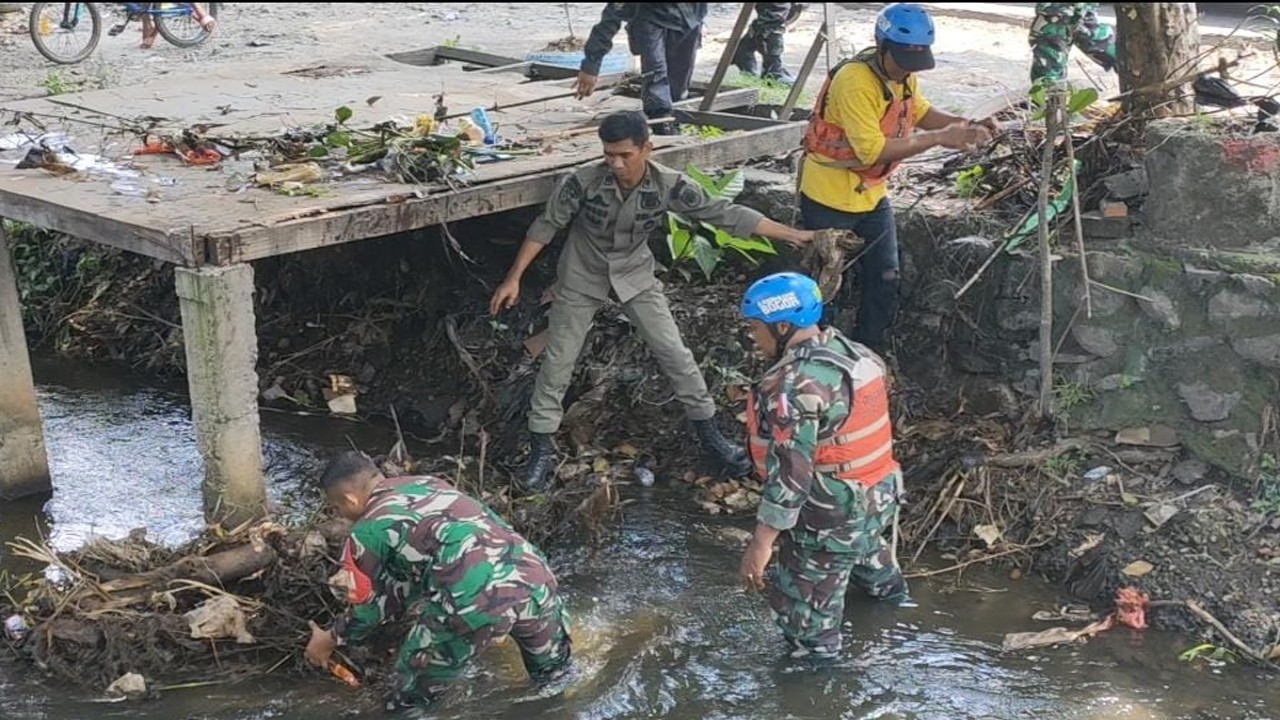 Ratusan Anggota TNI di Kodim 0621 Kabupaten Bogor melakukan penanaman satu juta pohon berjenis Mahoni dan Sengon serta melakukan pembersihan aliran sungai.
