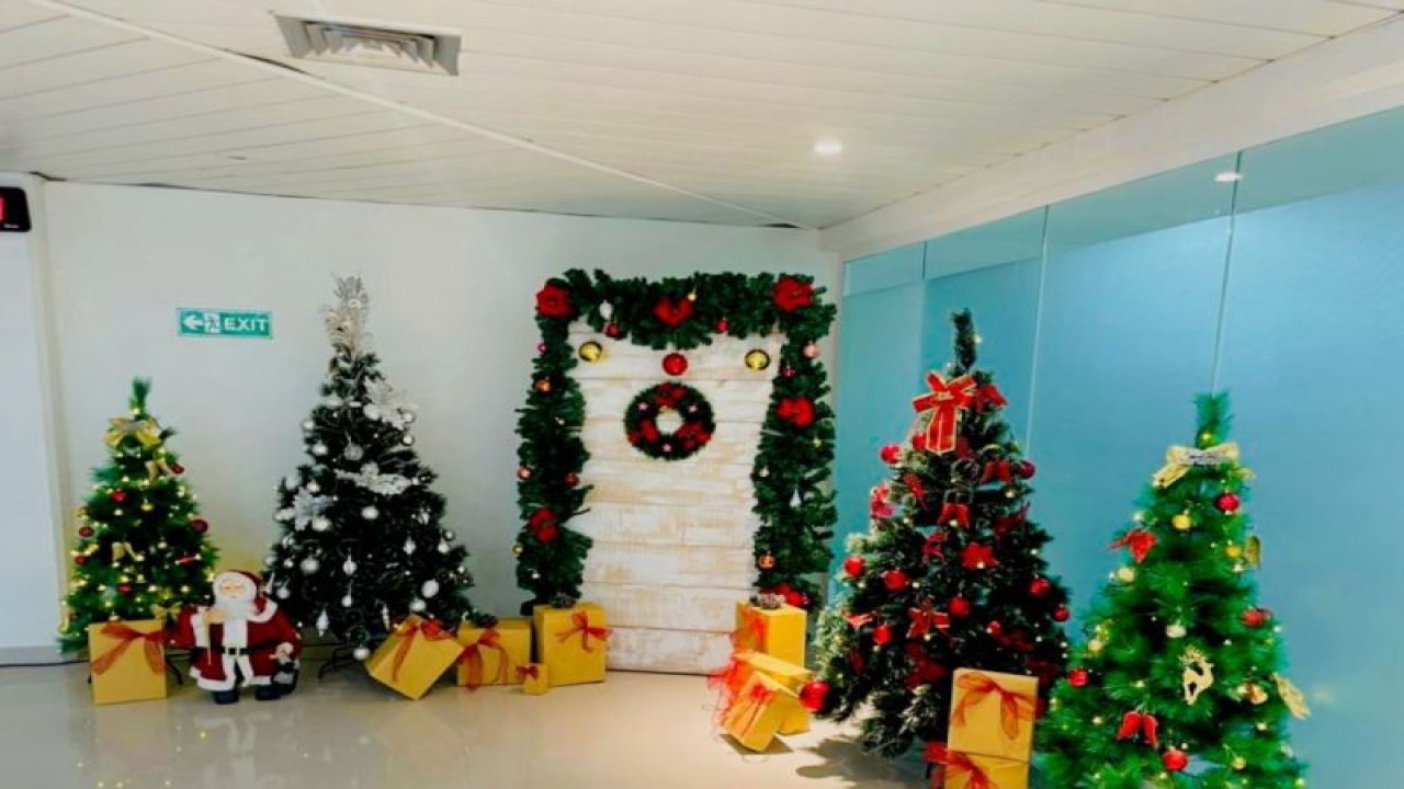 Nuansa kehangatan Natal dan Tahun Baru di area Terminal kedatangan dan keberangkatan Bandar Udara Internasional Pattimura Ambon. ANTARA/ Ho- Humas Angkasa Pura I Bandar Udara Pattimura Ambon.