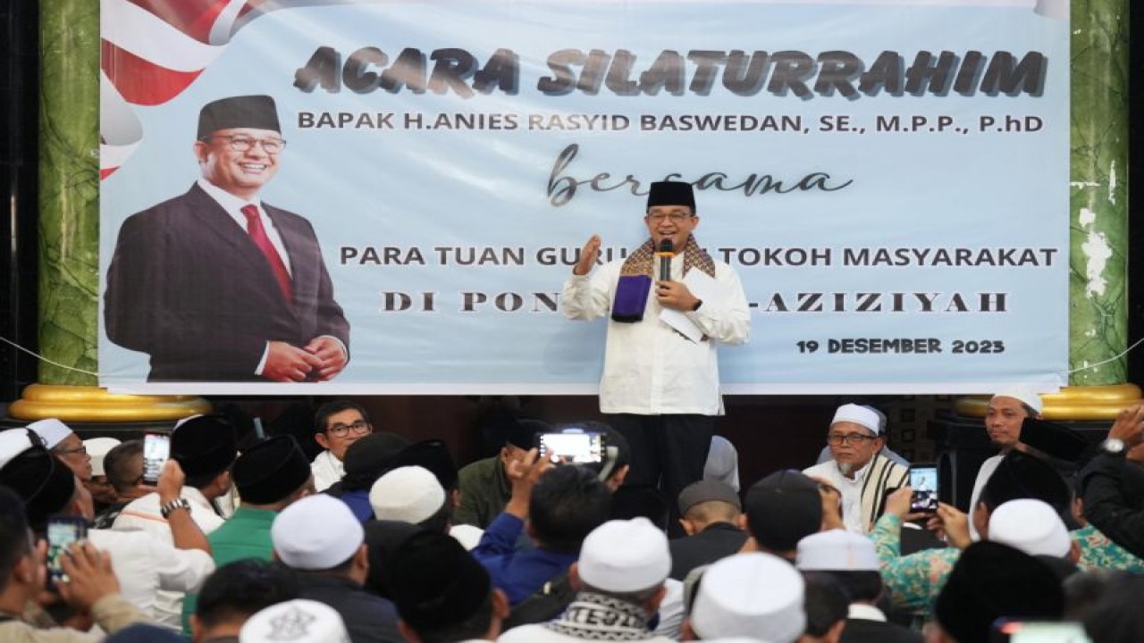 Calon presiden nomor urut 1 Anies Baswedan memberi pidato ketika bersilaturahmi di Ponpes Al-Aziziyah Lombok Barat, NTB, Selasa (19/12/2023). ANTARA/Ho-Timnas AMIN.