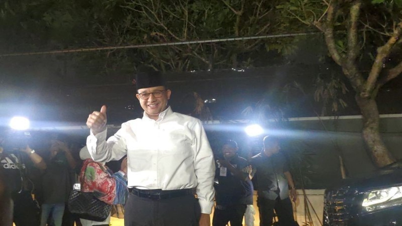 Calon Presiden nomor urut 1 Anies Baswedan saat tiba di Rumah Perubahan, Menteng, Jakarta Pusat pada Selasa (12/12/2023). (ANTARA/Hendri Sukma Indrawan)