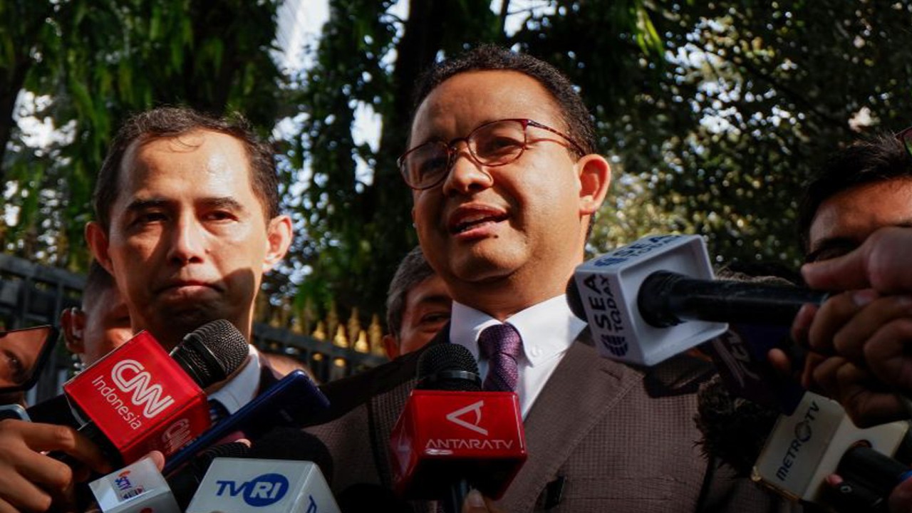 Capres nomor urut 1 Anies Baswedan (kanan) memberikan keterangan usai menghadiri Mubes Persekutuan Gereja-gereja Pentakosta Indonesia (PGPI) di Gereja Bethel Indonesia (GBI) Mawar Saron, Kelapa Gading, Jakarta, Kamis (30/11/2023). (ANTARA FOTO/UYU SEPTIYATI LIMAN)