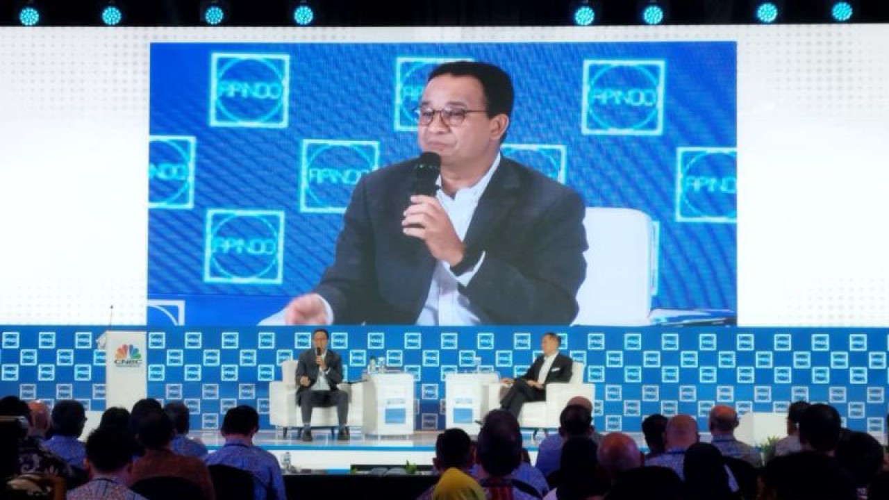 Calon Presiden RI Anies Baswedan menghadiri dialog dengan Apindo di Jakarta, Senin (11/12/2023). ANTARA/Bagus Ahmad Rizaldi