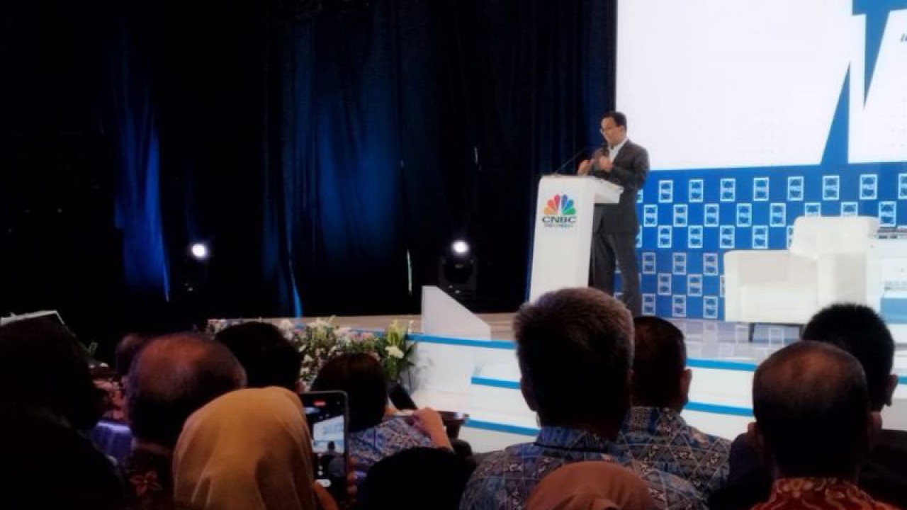 Calon Presiden RI Anies Baswedan saat berdialog pada acara yang diselenggarakan Apindo di Jakarta, Senin (11/12/2023). ANTARA/Bagus Ahmad Rizaldi