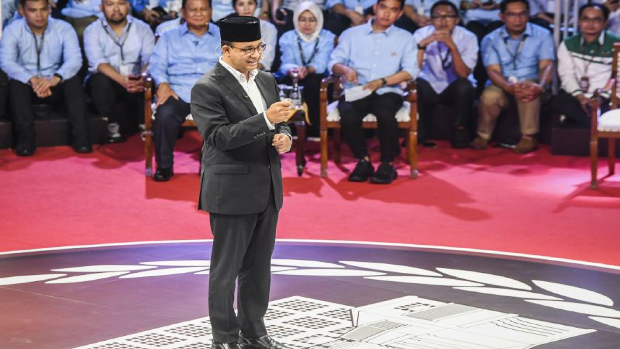Capres nomor urut satu Anies Baswedan menyampaikan visi misinya dalam debat perdana Capres dan Cawapres 2024 di Gedung KPU, Jakarta, Selasa (12/12/2023). ANTARA FOTO/Galih Pradipta/app/YU (Galih Pradipta/Galih Pradipta)
