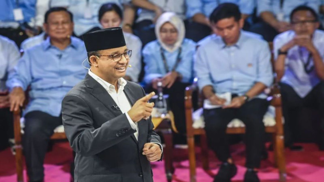 Capres nomor urut satu Anies Baswedan menyampaikan visi misinya dalam debat perdana Capres dan Cawapres 2024 di Gedung KPU, Jakarta, Selasa (12/12/2023). ANTARA FOTO/Galih Pradipta/app/YU