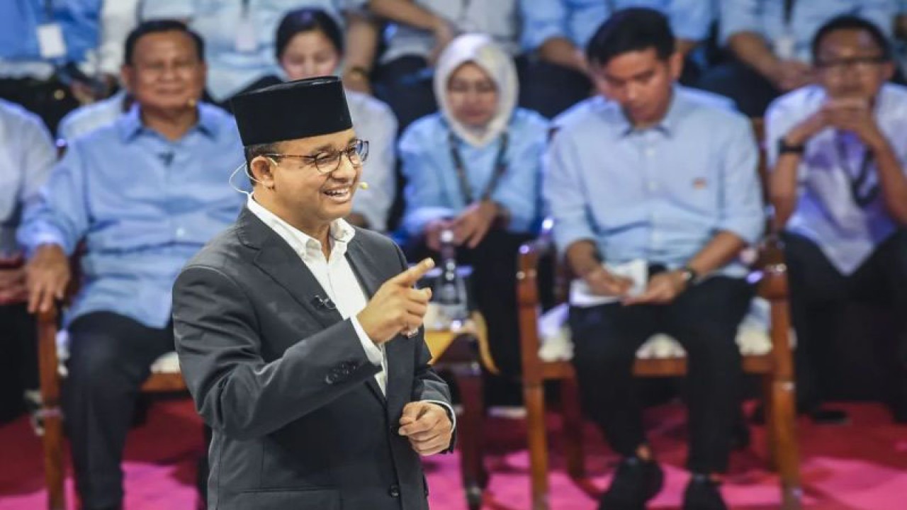 Capres nomor urut satu Anies Baswedan menyampaikan visi misinya dalam debat perdana Capres dan Cawapres 2024 di Gedung KPU, Jakarta, Selasa (12/12/2023). ANTARA FOTO/Galih Pradipta/app/YU