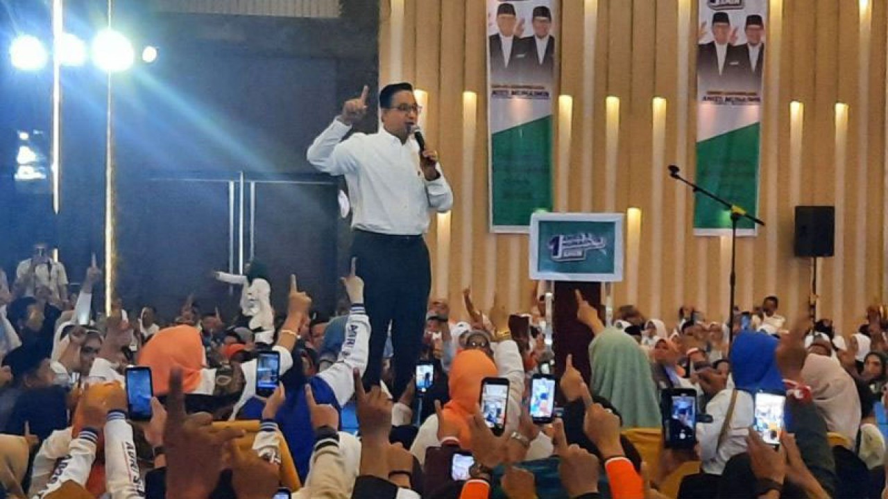Anies Baswedan calon presiden nomor urut 1 saat kampanye di hadapan para relawan dan massa yang berlangsung di gedung Abadi Convention Center (ACC) Jambi, Kamis (14/12/2023). ANTARA/Nanang Mairiadi/aa.