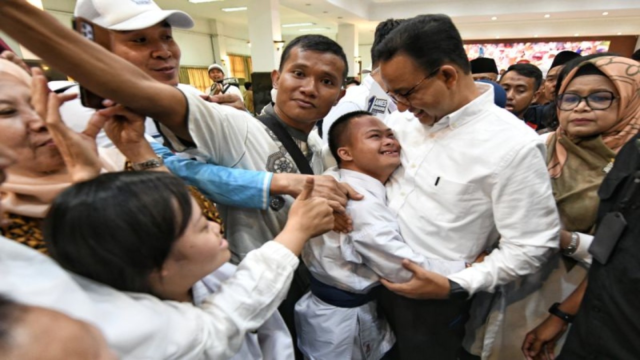 Capres nomor urut 1 Anies Baswedan saat bertemu dengan para penyandang disabilitas di Bekasi, Jawa Barat, Jumat (15/12/2023). ANTARA/HO-Timnas AMIN)