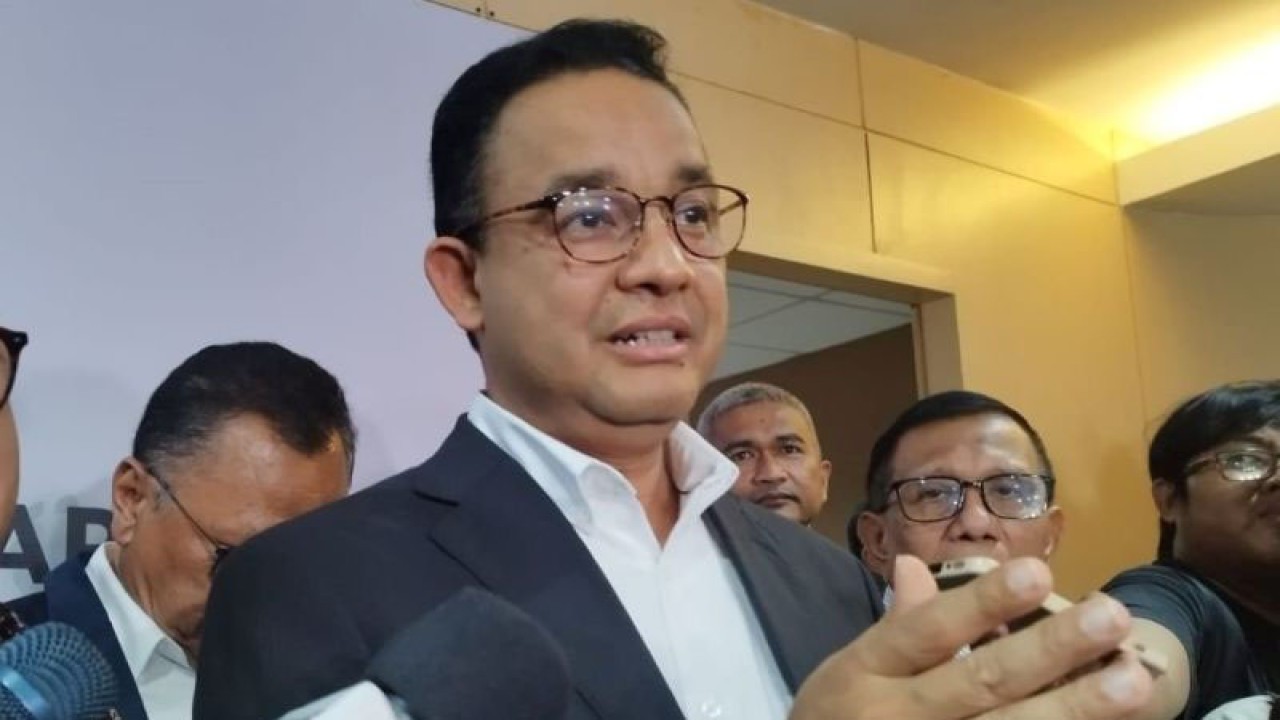 Calon presiden nomor urut 1 Anies Baswedan menjawab pertanyaan wartawan saat konferensi pers di Jakarta, beberapa waktu lalu. (ANTARA/Bagus Ahmad Rizaldi)