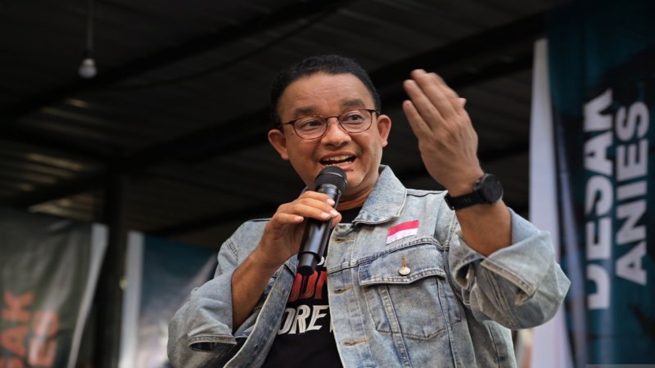 Calon Presiden nomor urut 1 Anies Baswedan menyampaikan paparannya pada acara dialog bersama anak muda bertajuk Desak Anies saat berkampanye di Mataram, NTB, Selasa (19/12/2023). ANTARA FOTO/Ahmad Subaidi/nym. (ANTARA FOTO/AHMAD SUBAIDI)