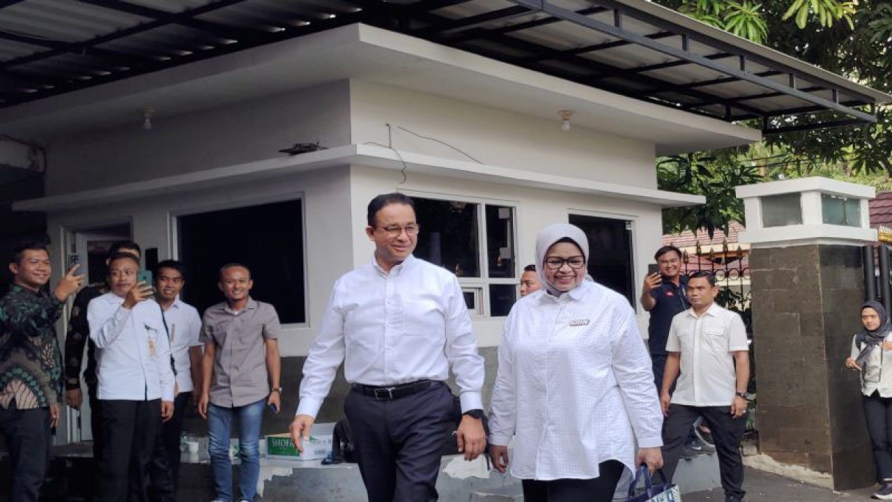 Capres Anies Baswedan dan istrinya Fery Farhati saat tiba ke kediaman Cak Imin di Widya Chandra, Jakarta Selatan jelang debat cawapres pada Jumat (22/12/2023). ANTARA/Hendri Sukma Indrawan.
