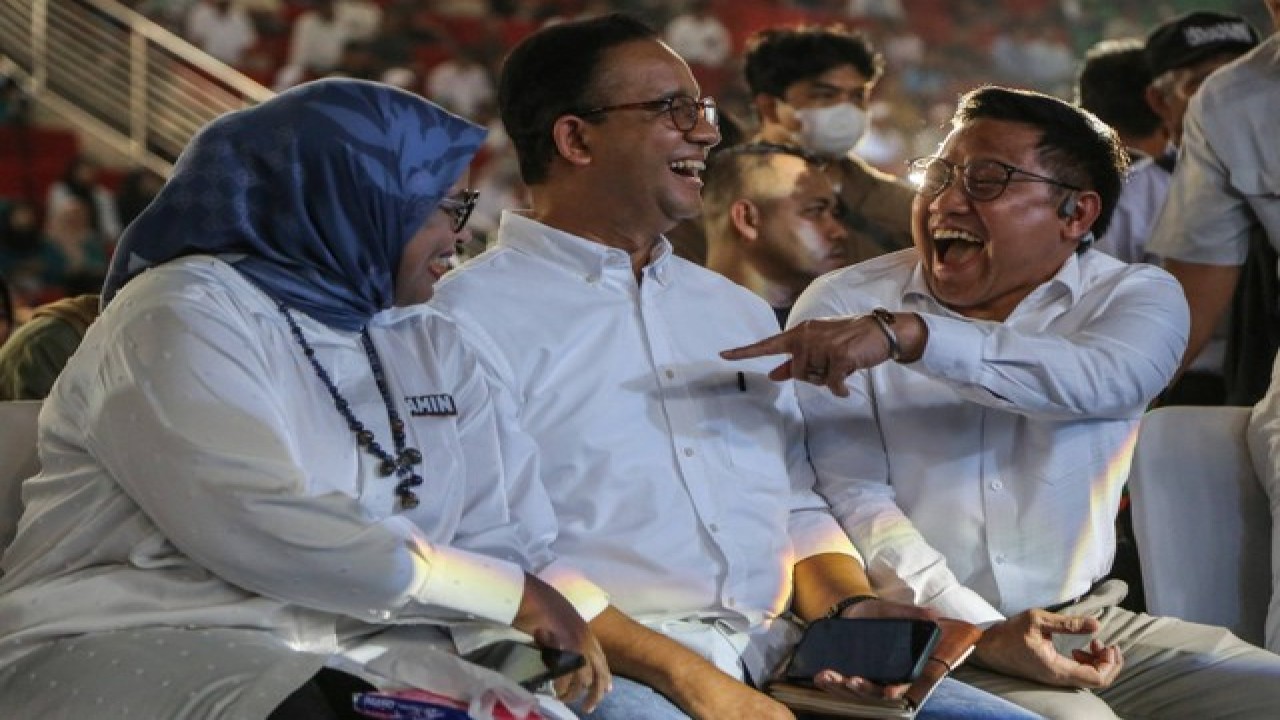 Calon presiden dan wakil presiden nomor urut 1, Anies Baswedan (tengah) dan Muhaimin Iskandar (kanan) bergurau sebelum menyampaikan pidato politiknya dalam acara diskusi dan kalibrasi bersama pemuda di GOR Jatidiri, Semarang, Jawa Tengah, Minggu (24/12/2023). (ANTARA FOTO/Makna Zaezar/YU)