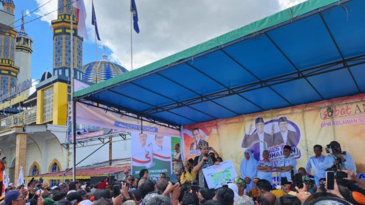 Capres nomor urut 1 Anies Baswedan saat meresmikan Kampung Anies yang terletak di Gang Kamboja, Jl. Tanjung Pura, Kota Pontianak, Selasa (26/12/2023). ANTARA/Rendra Oxtora