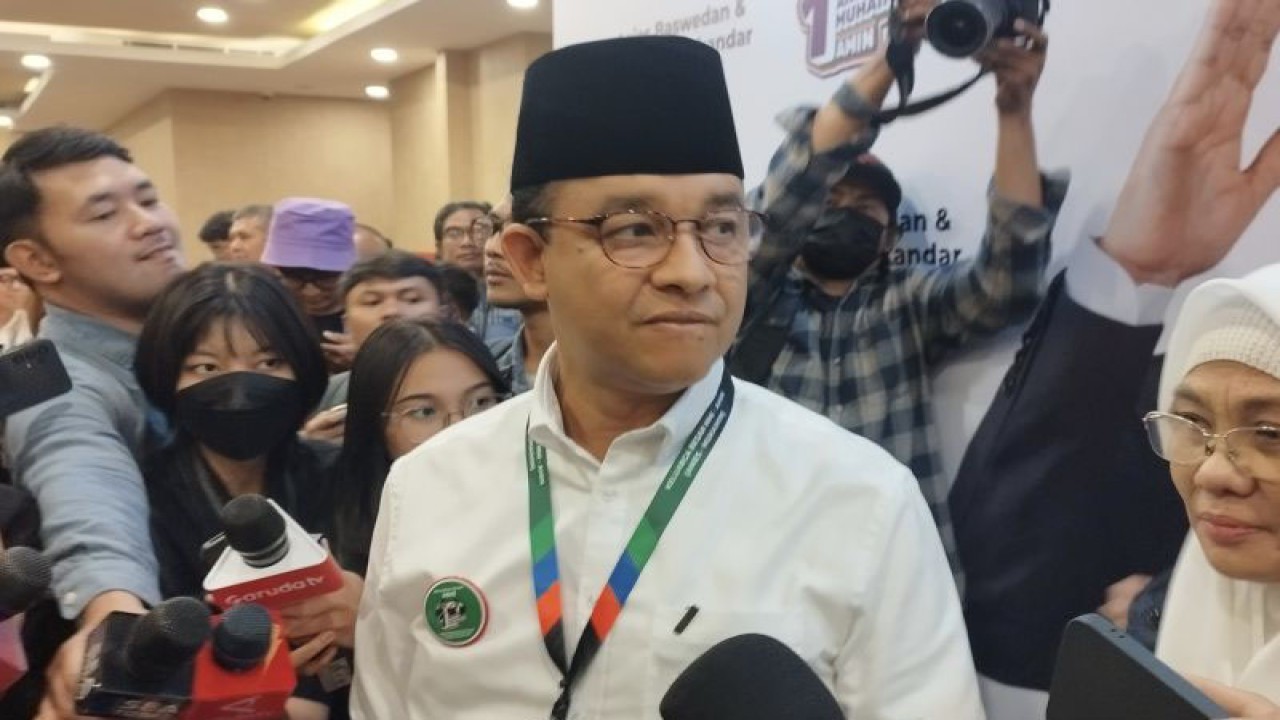 Calon presiden nomor urut 1 Anies Baswedan usai menghadiri acara deklarasi dukungan dari Keluarga Besar Himpunan Mahasiswa Islam di Jakarta, Rabu (27/12/2023). (ANTARA/Bagus Ahmad Rizaldi)