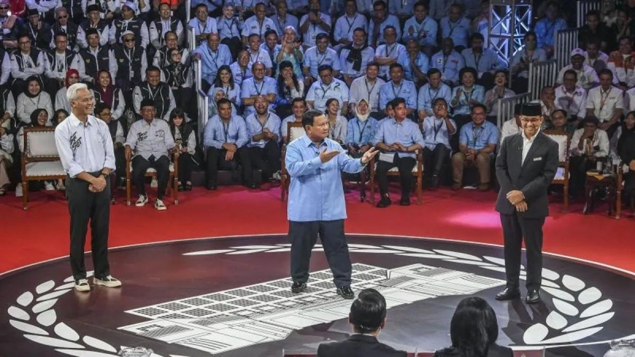 Capres nomor urut satu Anies Baswedan (kanan), Capres nomor urut dua Prabowo Subianto (tengah), Capres nomor urut tiga Ganjar Pranowo (kiri) beradu gagasan dalam debat perdana Capres dan Cawapres 2024 di Gedung KPU, Jakarta, Selasa (12/12/2023). ANTARA FOTO/Galih Pradipta/app/YU.