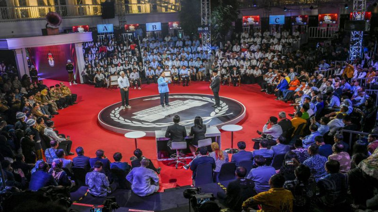 Capres nomor urut satu Anies Baswedan (kanan), Capres nomor urut dua Prabowo Subianto (tengah), Capres nomor urut tiga Ganjar Pranowo (kiri) beradu gagasan dalam debat perdana Capres dan Cawapres 2024 di Gedung KPU, Jakarta, Selasa (12/12/2023). ANTARA FOTO/Galih Pradipta/wpa/YU (ANTARA FOTO/GALIH PRADIPTA)