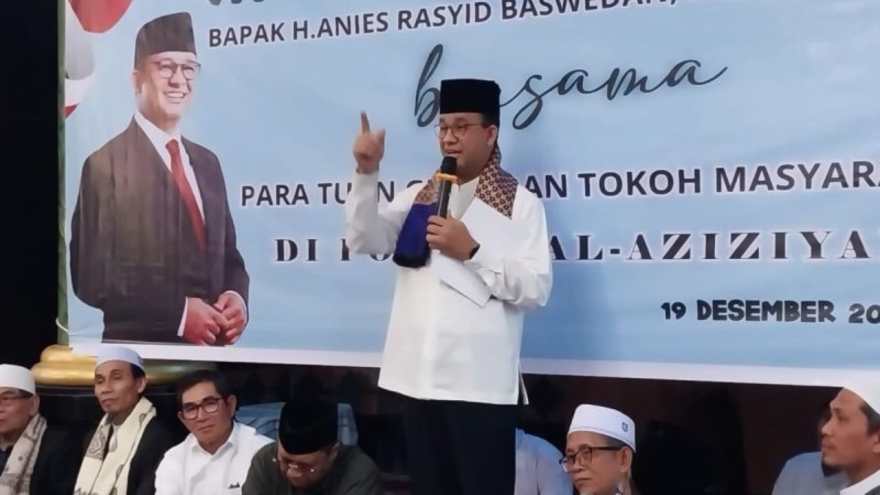 Calon Presiden nomor urut satu, Anies Baswedan menyapa jemaah dan para santri di Pondok Pesantren (Ponpes) Alziziyah di Kecamatan Gunungsari Kabupaten Lombok Barat, Nusa Tenggara Barat (NTB), Selasa (19/12/2023). (ANTARA/Nur Imansyah).
