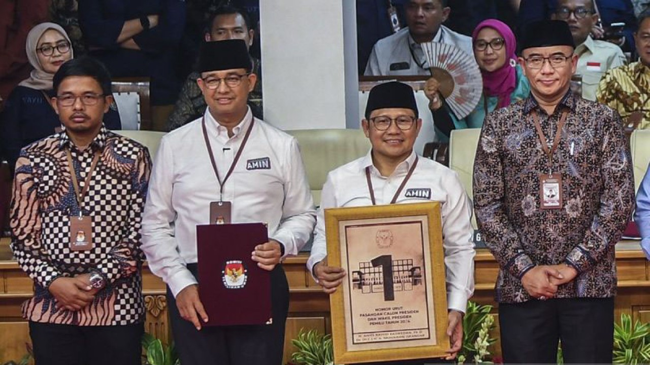 Pasangan Calon Presiden dan Wakil Presiden RI Anies Baswedan-Muhaimin Iskandar didampingi Ketua KPU RI Hasyim Asy'ari (kanan) dan anggota KPU Idham Holik (kiri) berfoto bersama saat Rapat Pleno Terbuka Pengundian dan Penetapan Nomor Urut Pasangan Calon Presiden dan Wakil Presiden Pemilu Tahun 2024 di Gedung KPU RI,Pasangan Calon Presiden dan Wakil Presiden RI Anies Baswedan-Muhaimin Iskandar didampingi Ketua KPU RI Hasyim Asy'ari (kanan) dan anggota KPU Idham Holik (kiri) berfoto bersama saat Rapat Pleno Terbuka Pengundian dan Penetapan Nomor Urut Pasangan Calon Presiden dan Wakil Presiden Pemilu Tahun 2024 di Gedung KPU RI, Jakarta, Selasa (14/11/2023). ANTARA FOTO/Galih Pradipta/aa Jakarta, Selasa (14/11/2023). ANTARA FOTO/Galih Pradipta/aa.