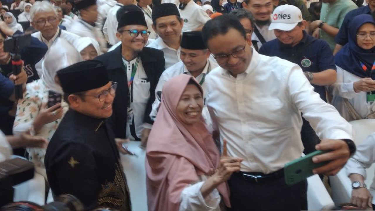 Foto bersama Anies dan Muhaimin dengan peserta deklarasi Keluarga Besar HMI di Jakarta, Rabu (27/12/2023). (ANTARA/Fauzi Lamboka)