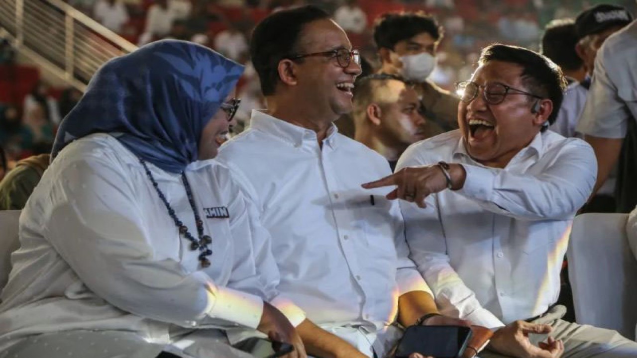 Calon presiden dan wakil presiden nomor urut 1, Anies Baswedan (tengah) dan Muhaimin Iskandar (kanan) bergurau sebelum menyampaikan pidato politiknya dalam acara diskusi dan kalibrasi bersama pemuda di GOR Jatidiri, Semarang, Jawa Tengah, Minggu (24/12/2023). (ANTARA FOTO/Makna Zaezar/YU)