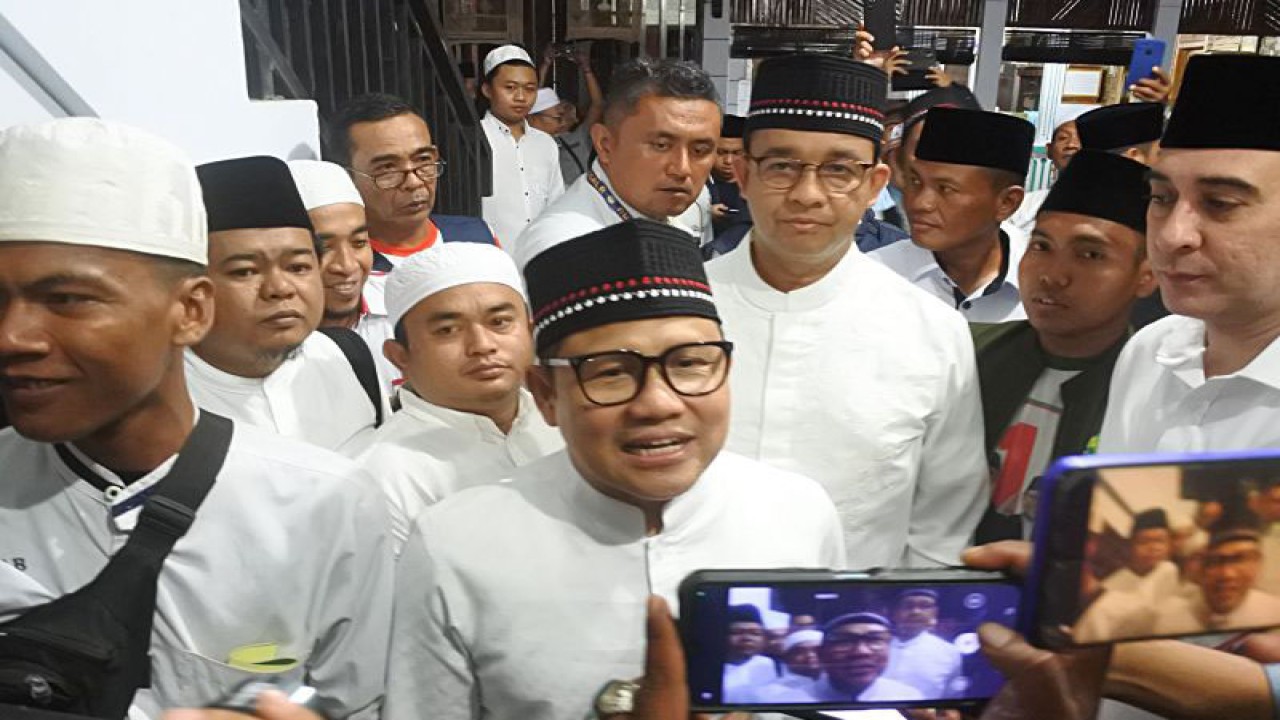 Calon presiden nomor urut 1 Anies Baswedan (keempat kanan) dan calon wakil presiden Muhaimin Iskandar (tengah) mengunjungi Pondok Pesantren (Ponpes) Walisongo, Situbondo, Jawa Timur, Kamis (28/12/2023). ANTARA FOTO/Seno.