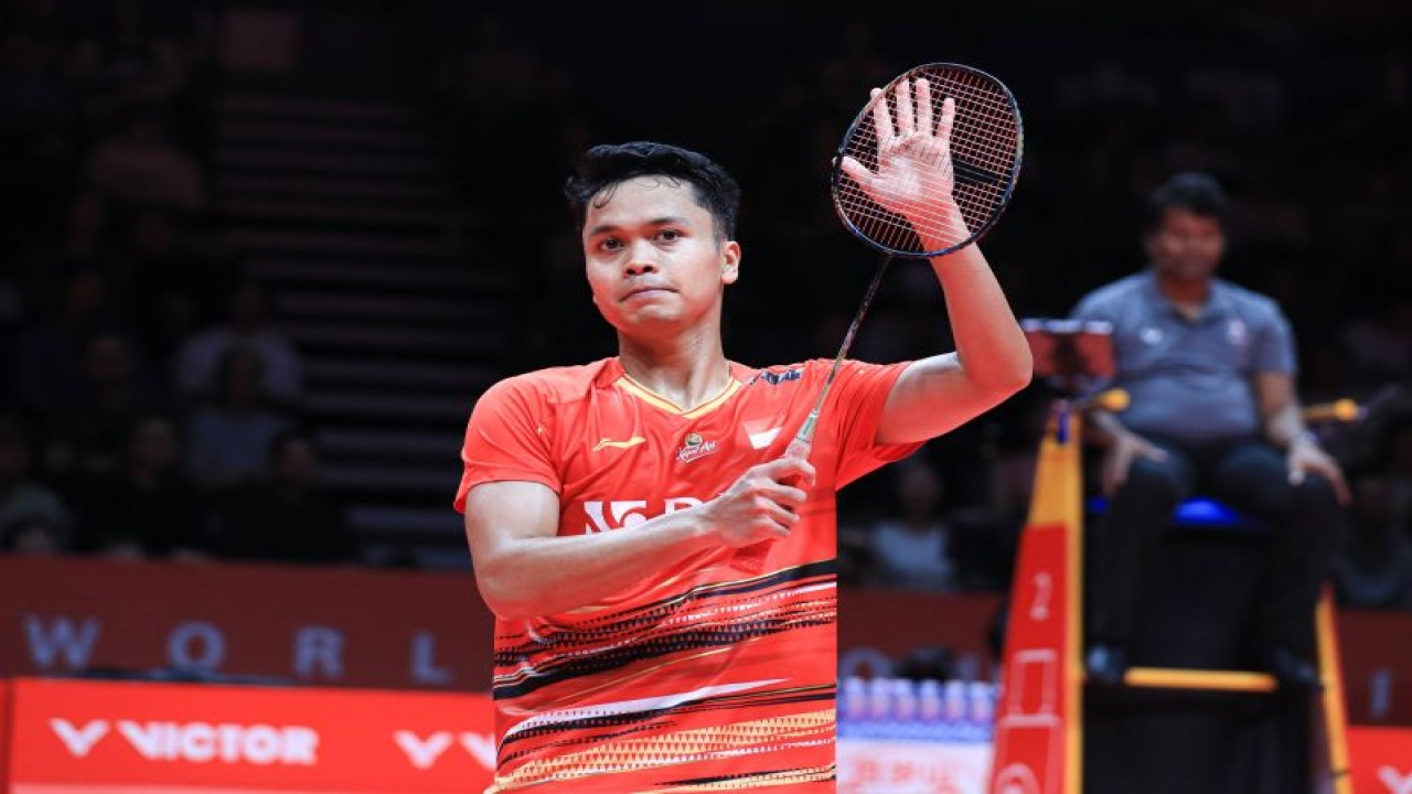 Pebulu tangkis tunggal putra Anthony Sinisuka Ginting setelah mengalahkah Shi Yu Qi (China) pada pertandingan kedua, babak penyisihan Grup A Tunggal Putra BWF World Tour Finals 2023 di Hangzhou, China, Kamis (14/12/2023). (ANTARA/HO-PP PBSI)