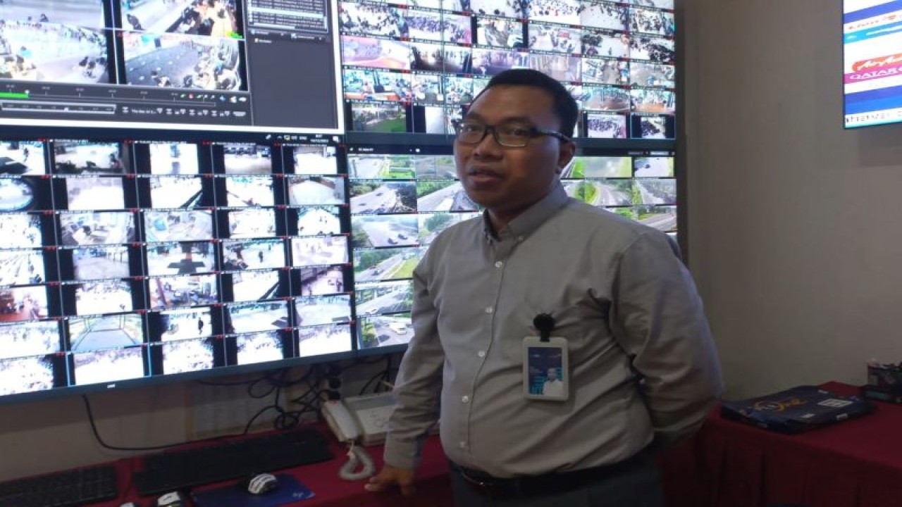 Executive General Manager (EGM) Bandara Soetta Dwi Ananda Wicaksana saat menunjukan fasilitas posko terpadu Natal dan Tahun Baru 2024. (Azmi)