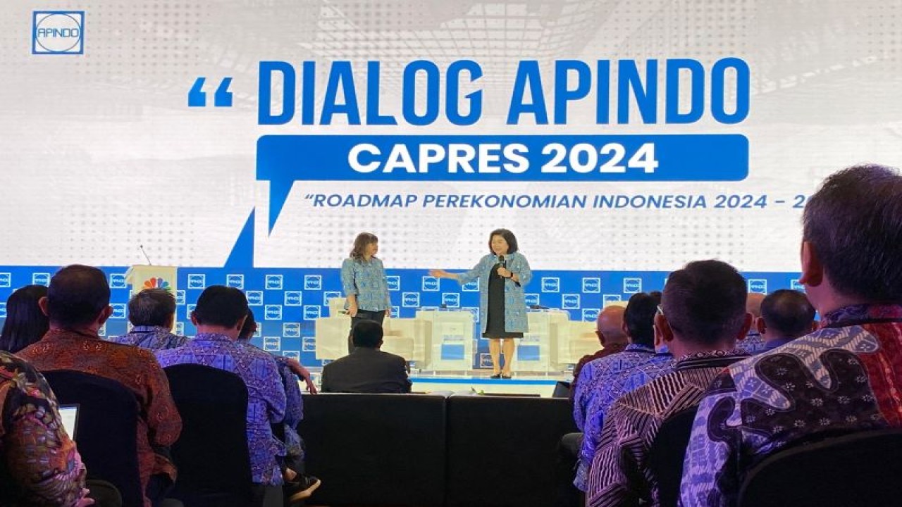 Ketua Umum Asosiasi Pengusaha Indonesia (Apindo) Shinta W. Kamdani (kiri) bersama Ketua Dewan Pakar Apindo Mari Elka Pangestu (kanan) dalam Dialog Apindo Capres 2024 di Jakarta, Senin (11/12/2023). (ANTARA/Ade Irma Junida)